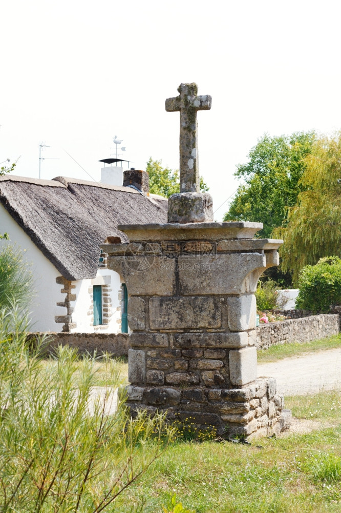 法国布赖尔地区自然公园德布雷卡村旧石十字图片