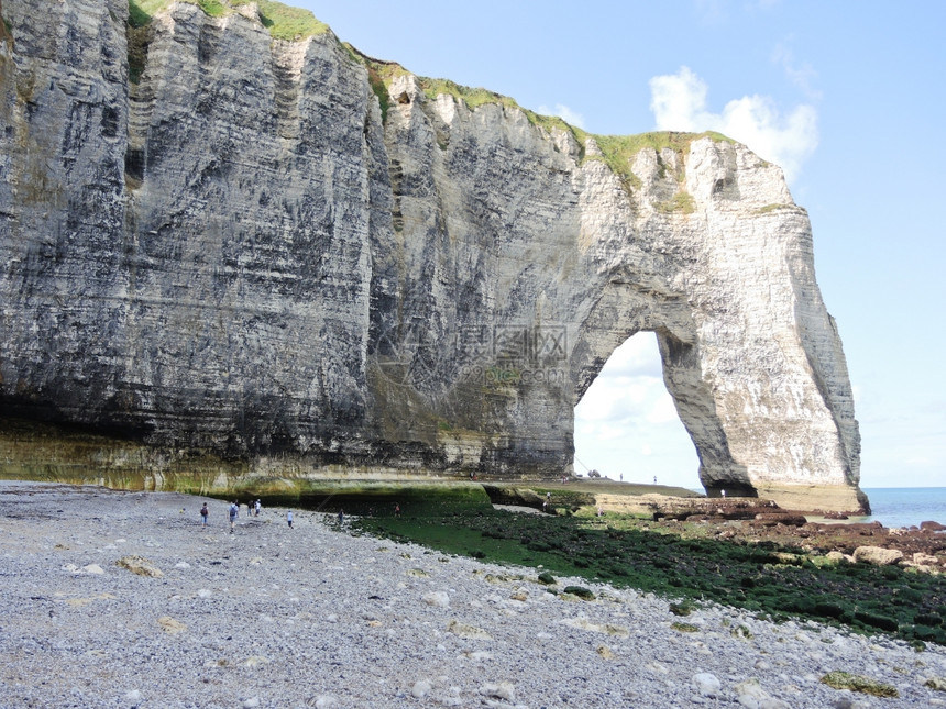 法国Eretratcotedalbatre的英语频道卵石海滩上悬崖和拱门图片