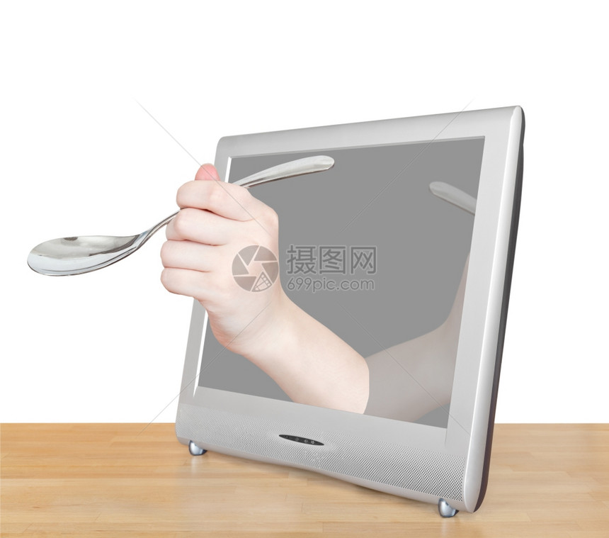 用手汤匙倾斜在白色背景上隔离的电视屏幕图片