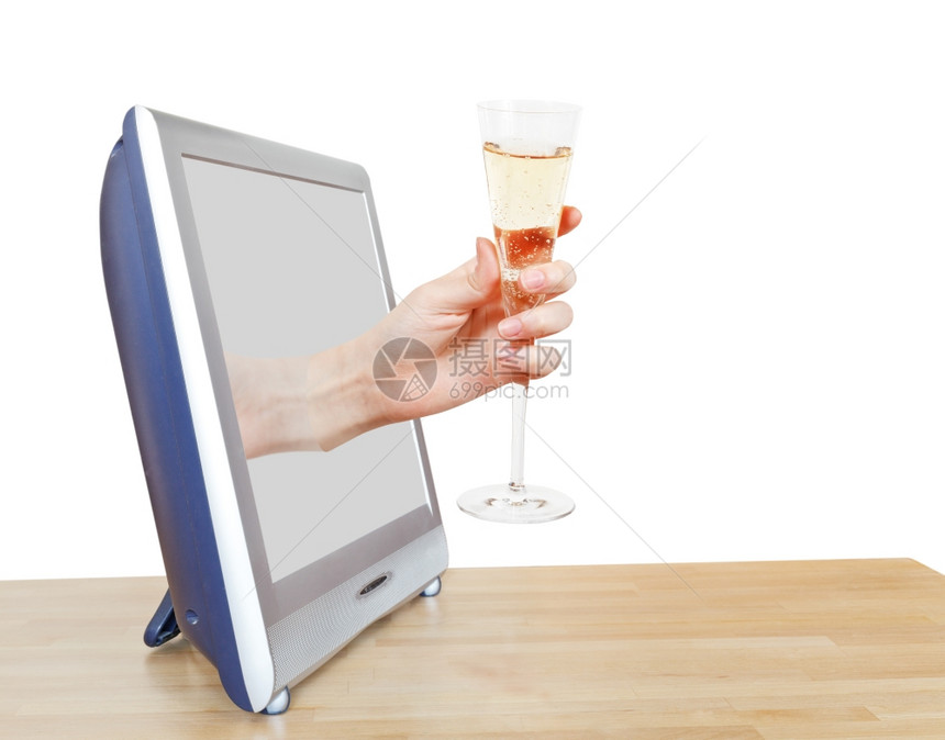 用香槟握着手杯子的倾斜着白色背景隔离的电视屏幕图片