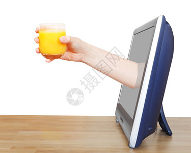 用新鲜橙汁握着手杯子图片