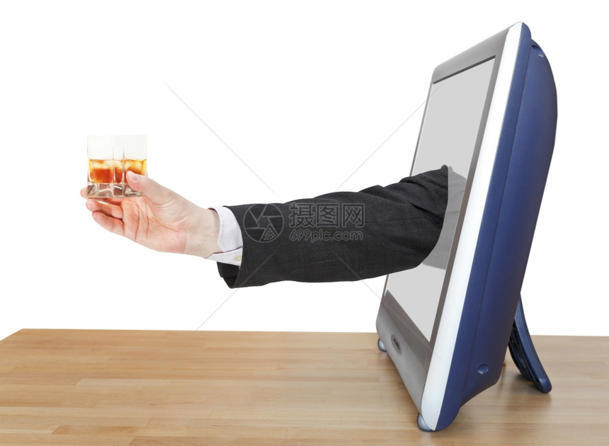 商人手中带冰玻璃的威士忌倾斜着白色背景的电视屏幕图片
