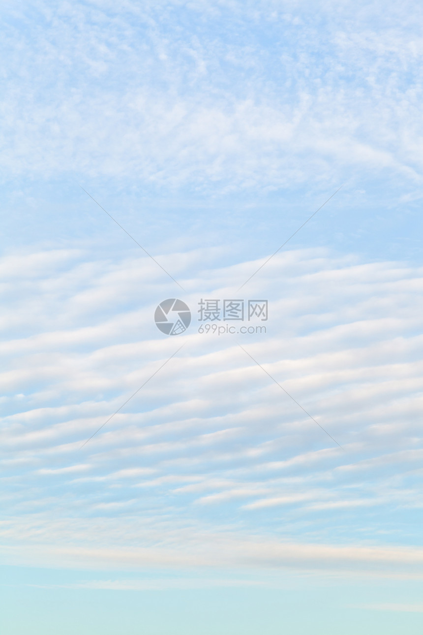 十月蓝夜空中的白云图片