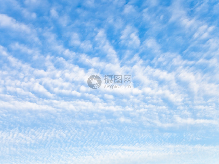 10月在蓝天的色空中许多白云图片