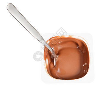 塑料杯中的巧克力酸奶和勺子图片