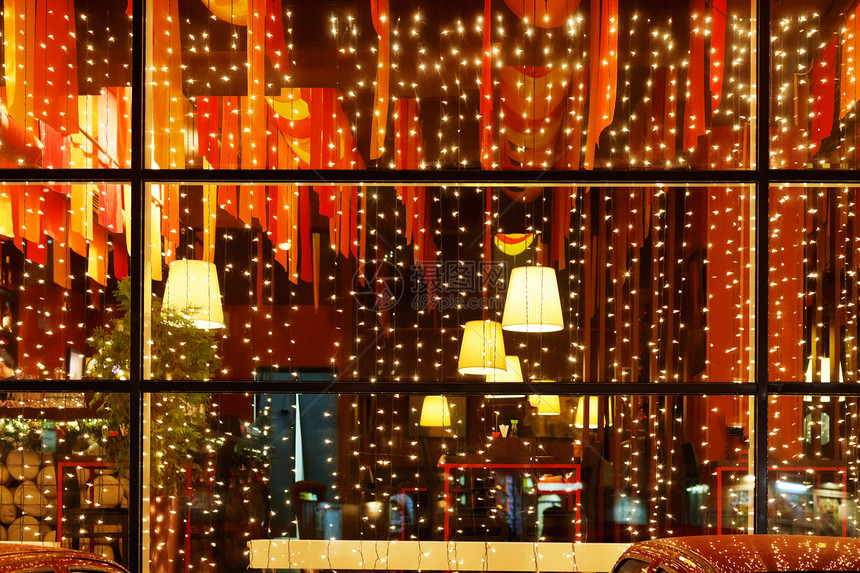 晚上餐厅窗户的圣诞装饰灯图片