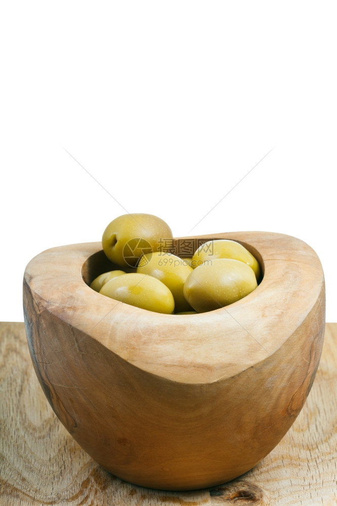在木板上的碗里放绿橄榄关闭在白色背景上隔离图片