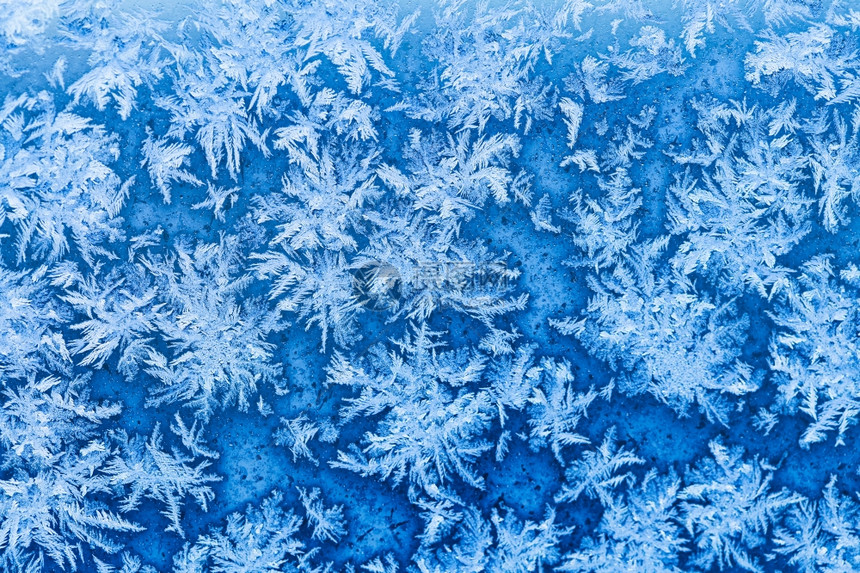 寒冷冬夜关上窗户的雪花和冻状图片