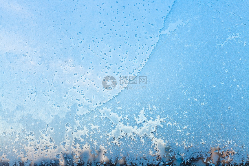 在寒冷的冬季白天有雪花和霜冻模式的窗口格图片