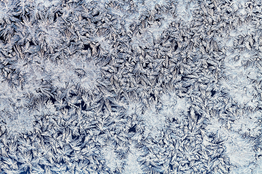 冬季背景冷冻玻璃上的雪花和霜图片