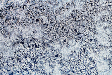冬季背景冷冻玻璃上的雪花和霜图片