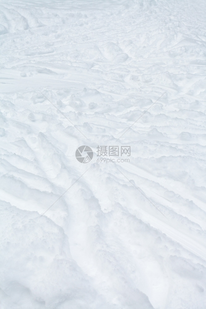 冬季积雪中的轨和人行道图片