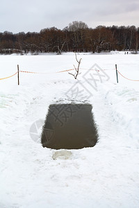 冬日河中冰洞和冷冻水图片