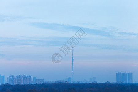 寒冬之夜有电视塔横扫城市的紫蓝天空背景图片