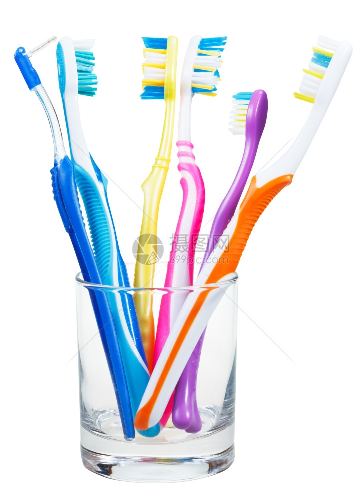 5个牙刷和用清晰玻璃的中间牙刷白色背景孤立的一组家庭牙刷图片