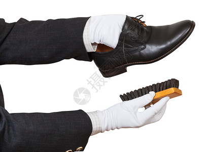 白手套用色背景隔绝的刷子清洗黑鞋背景图片