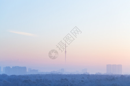 奥斯坦金斯卡娅寒冬日出城市和电视塔上蓝粉天背景