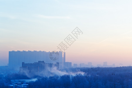 寒冷的冬清晨雾蓝粉的天空席卷城市背景图片