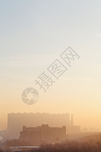 寒冬清晨城市住宅上空的黄蓝日出和天空背景图片