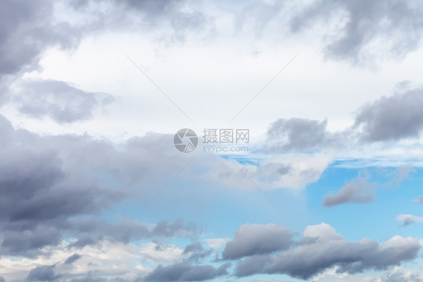蓝春天空中的白云和灰雨图片