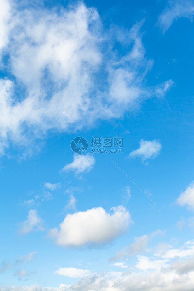 库班地区蓝春空中的白云图片