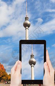 旅行概念旅游者用移动工具在亚历山大广场的电视塔上照相德国柏林图片