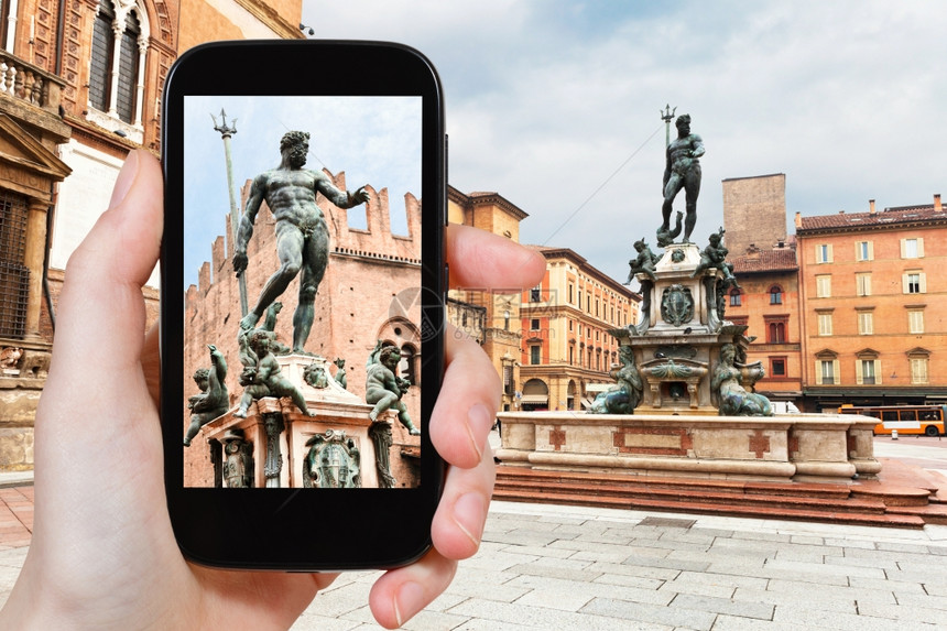 旅行概念意大利波洛尼亚的PiazzaNettuno在移动工具上拍照的游客图片