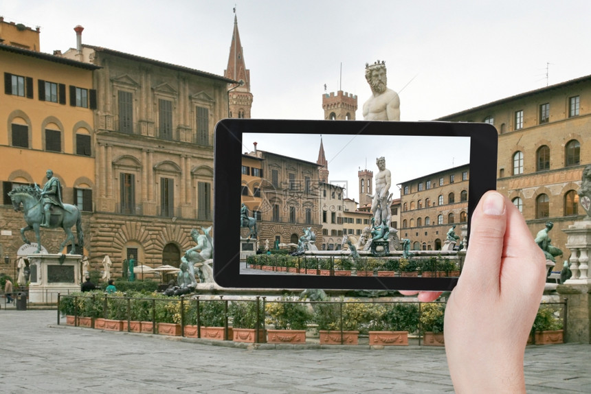 旅行概念意大利佛罗伦萨PiazzadellaStimoria和Neptune喷泉在移动工具上拍照的游客图片