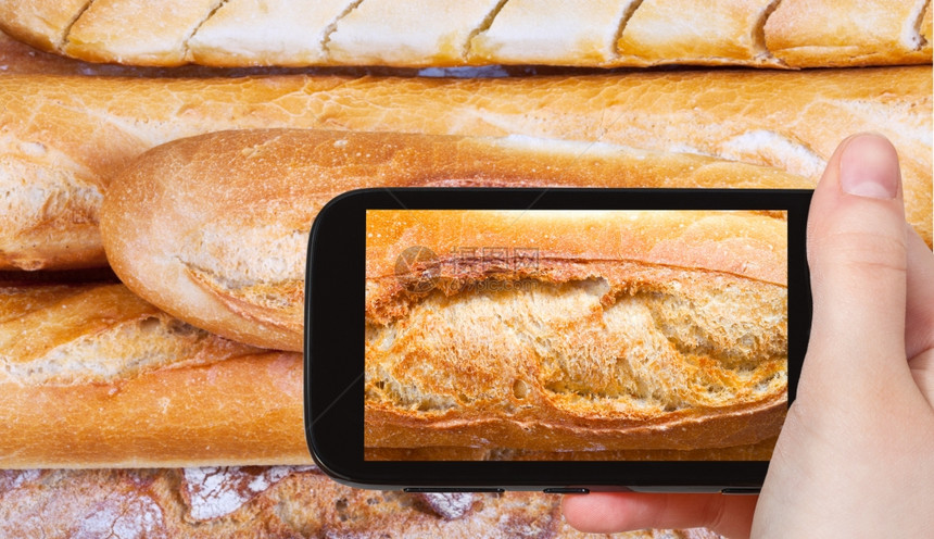 拍摄食品照片概念旅游者拍摄移动工具上新鲜烤面包盒的照片法国图片