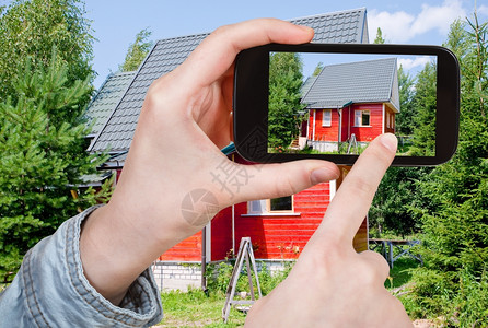 旅行概念旅游者用移动工具拍摄新的小型住房照片图片