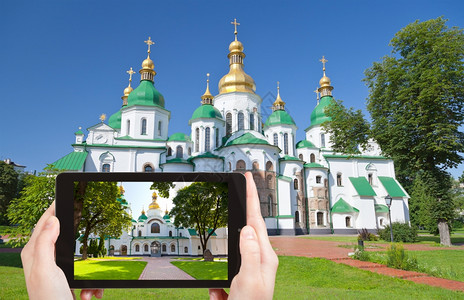 旅行概念乌克兰基辅圣索菲亚大教堂在移动工具上拍照的游客图片