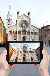 旅行概念在意大利移动工具上拍摄Modena大教堂照片的游客背景图片