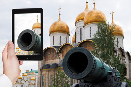 旅行概念游客拍摄俄罗斯莫科克里姆林宫各大教堂TsarCannon和金杯的照片背景图片