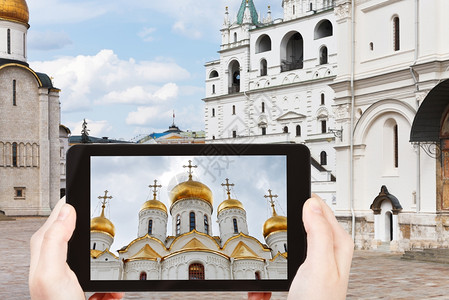 旅行概念俄罗斯莫科克里姆林宫大教堂广场在移动工具上拍摄照片的游客图片