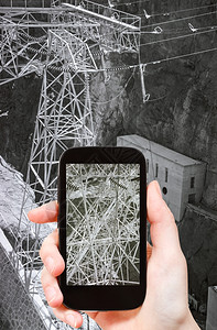 旅行概念美国胡佛大坝电线在移动工具上照相的游客背景图片