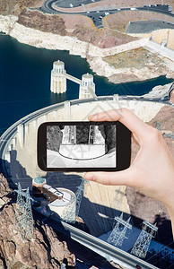 旅行概念美国HooverDam上方移动工具拍摄照片的游客图片
