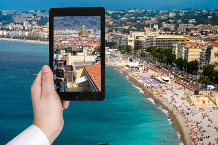 旅行概念在法国阿苏尔海岸拍摄尼斯城市照片的游客使用移动工具图片