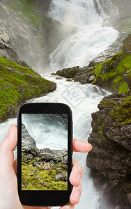 旅行概念游客拍摄挪威Kjosfossen水瀑的照片图片