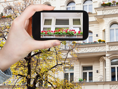旅游概念旅游者用智能手机拍摄秋天柏林房屋和黄色登的图片图片