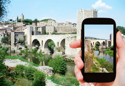 Besalu镇Flvia河上12世纪罗马人桥的照片图片