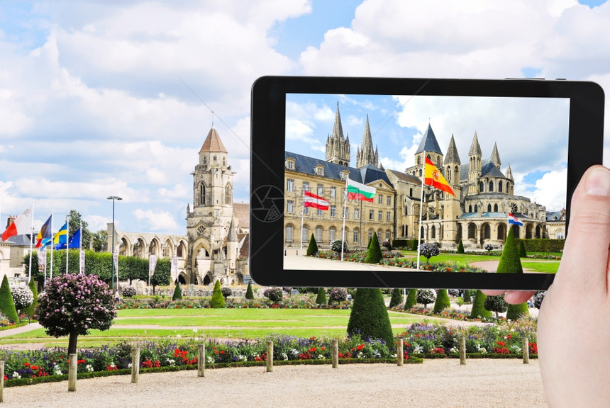 旅行概念游客用智能手机拍摄法国卡昂哈姆堡主教府的中世纪圣艾蒂安莱维奥教堂图片