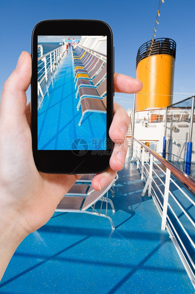 旅行概念游客用智能手机拍摄游轮上甲板的日光浴椅图片