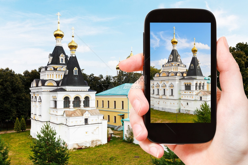 旅行概念游客拍摄伊丽莎白教堂的照片在俄罗斯的德米特夫克里姆林宫智能手机图片