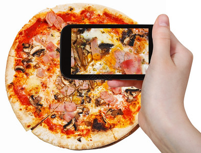 照片拍摄食物概念旅游者拍摄意大利披萨与蘑菇及智能手机配香蘑菇和肠图片