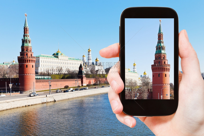 旅行概念游客用智能手机拍摄莫斯科克里姆林宫Vodovzvodnaya塔图片