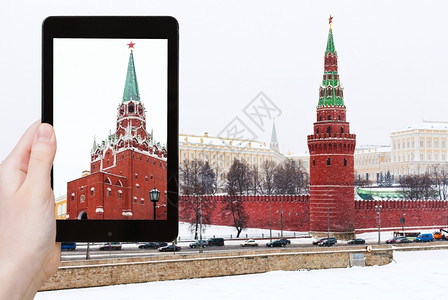 特罗伊茨卡亚旅游概念客拍摄莫斯科的雪景克里姆林宫在冬季下雪日智能手机上看到克里姆林宫背景