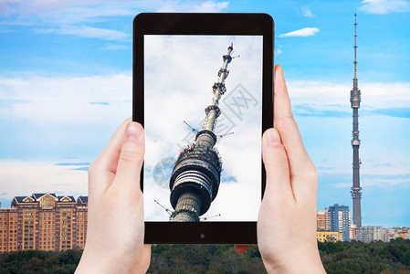 旅行概念游客用智能手机拍摄莫斯科的Ostankino电视塔图片