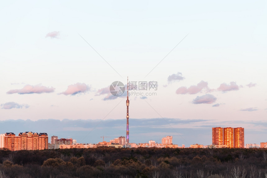 莫斯科粉红春夕阳的电视塔和城市住宅图片