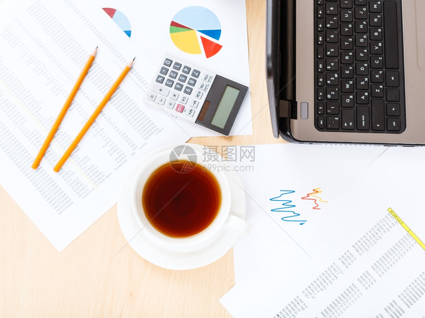 商业工作流程在现代办公室用工具在桌上端茶杯图片