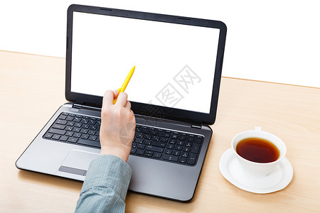 办公桌上有剪切屏幕的笔记本电脑以白色背景隔离在办公桌上图片